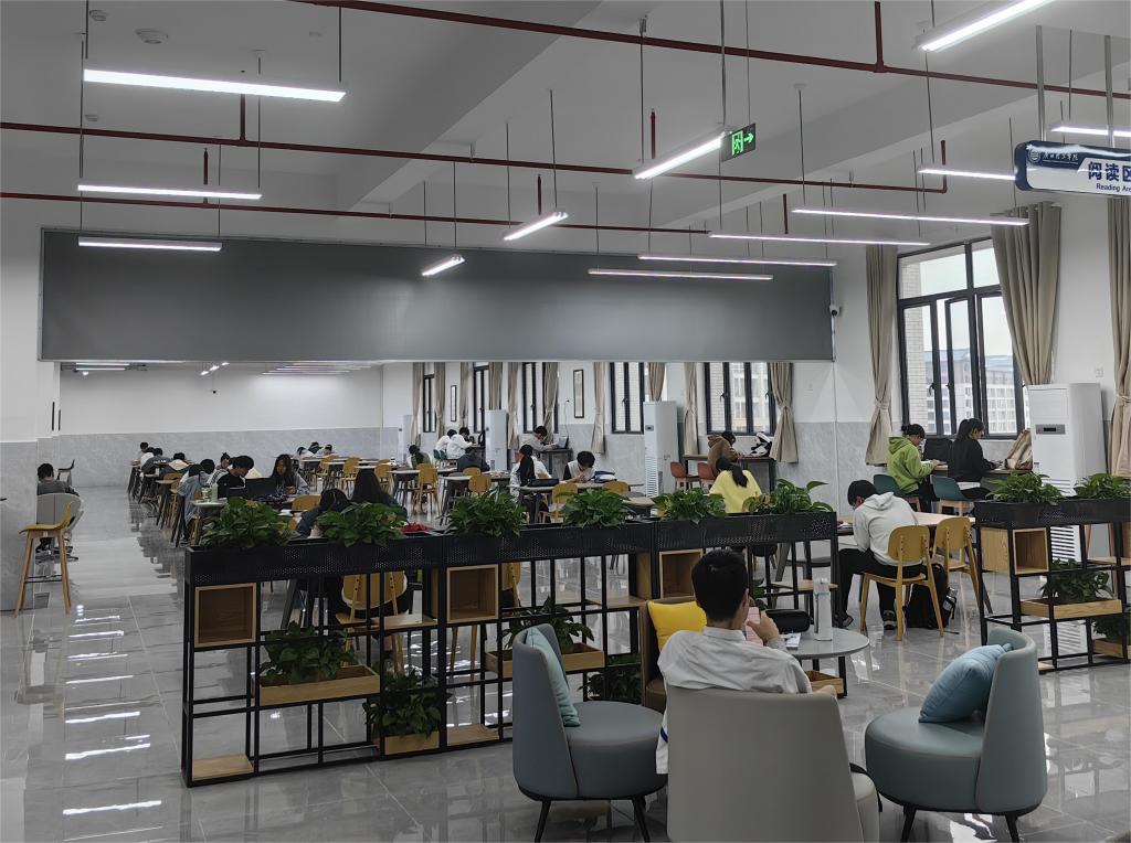 成为了校园里一道靓丽的风景线