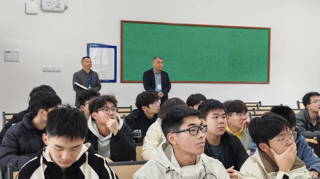 开展开学“第一课”教学巡查