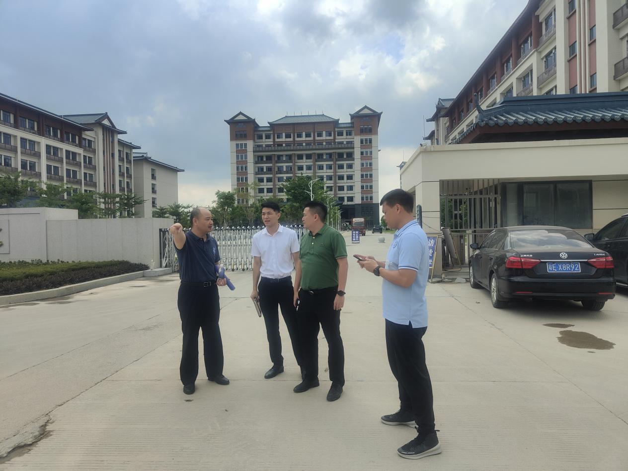 龙华镇副镇长黄显杰带领长宁交警中队