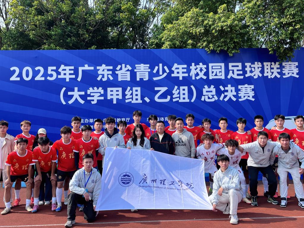 竞争激烈的比赛中奋勇拼搏