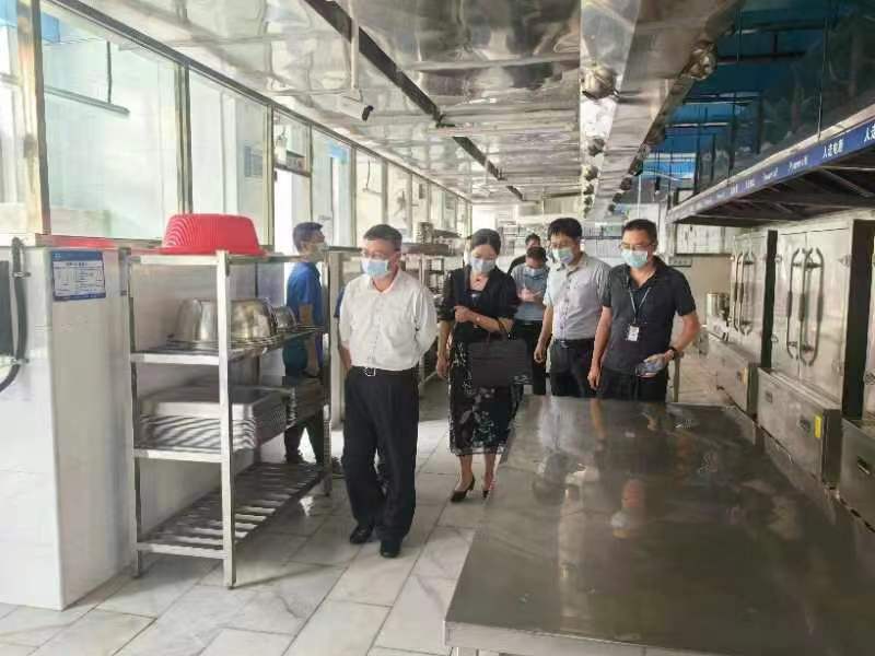 局长王健一行进校