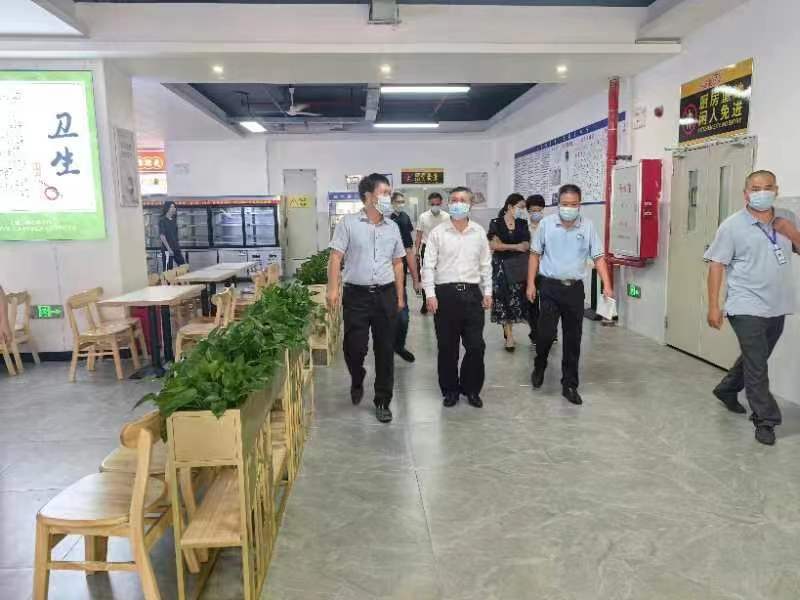 因此常务副校长伏焕昌陪同