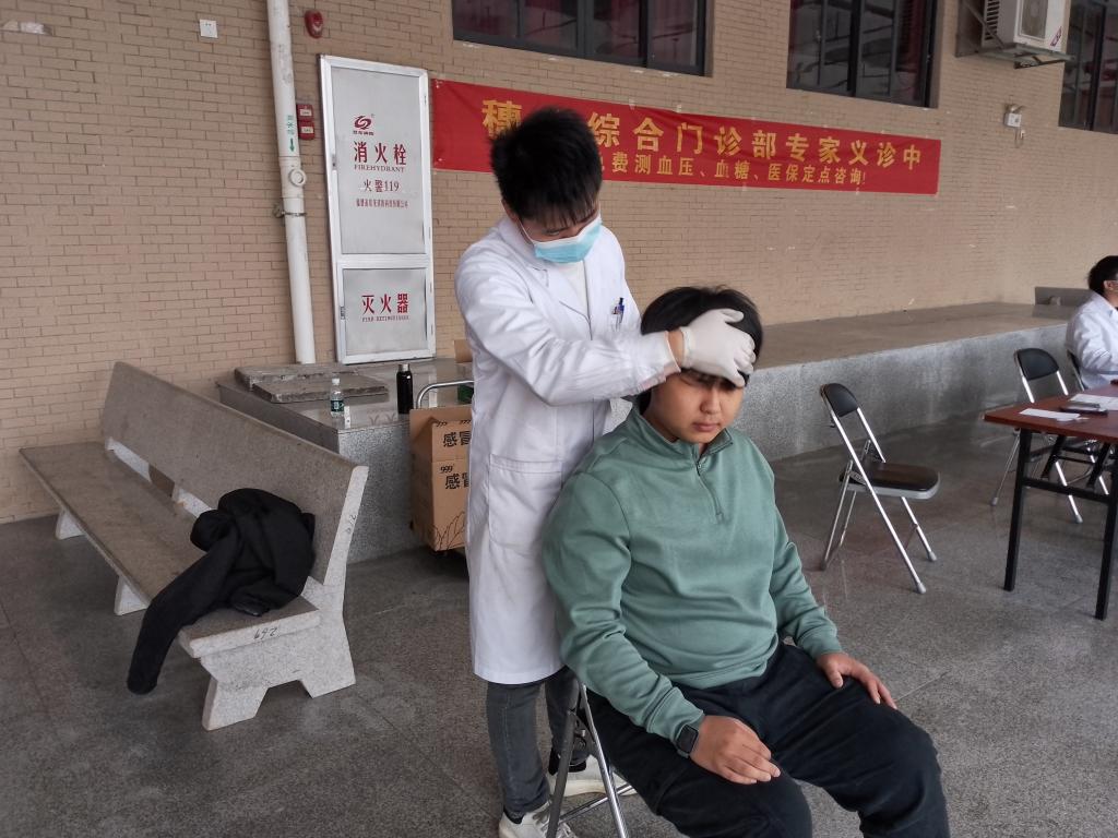 中医诊台前甚至排起长龙